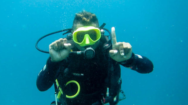 This diving hand signal is used to show how much bar you have left from 90 to 50 bar. 1 finger represents 10 bar,