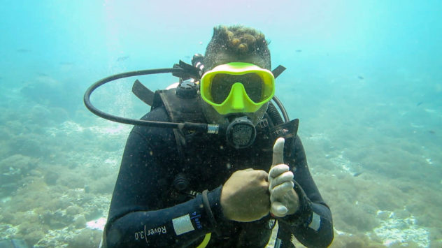 This diving hand signal is used to show that there is a strong current. If you see this hand signal, be wary of the currents around you and stay behind your guide.