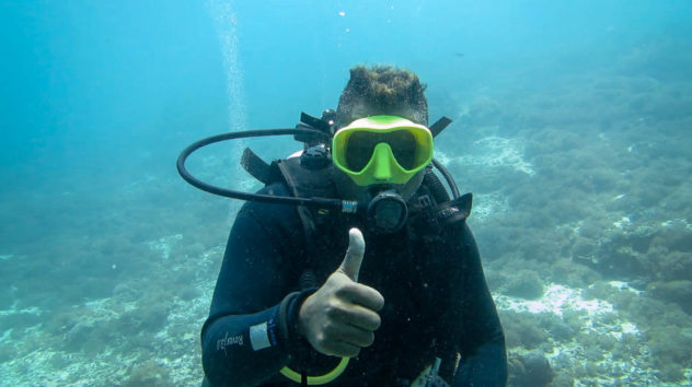 This diving hand signal is used to tell others that you want to go up and that you are ending the dive. This is shown with a thumbs up.